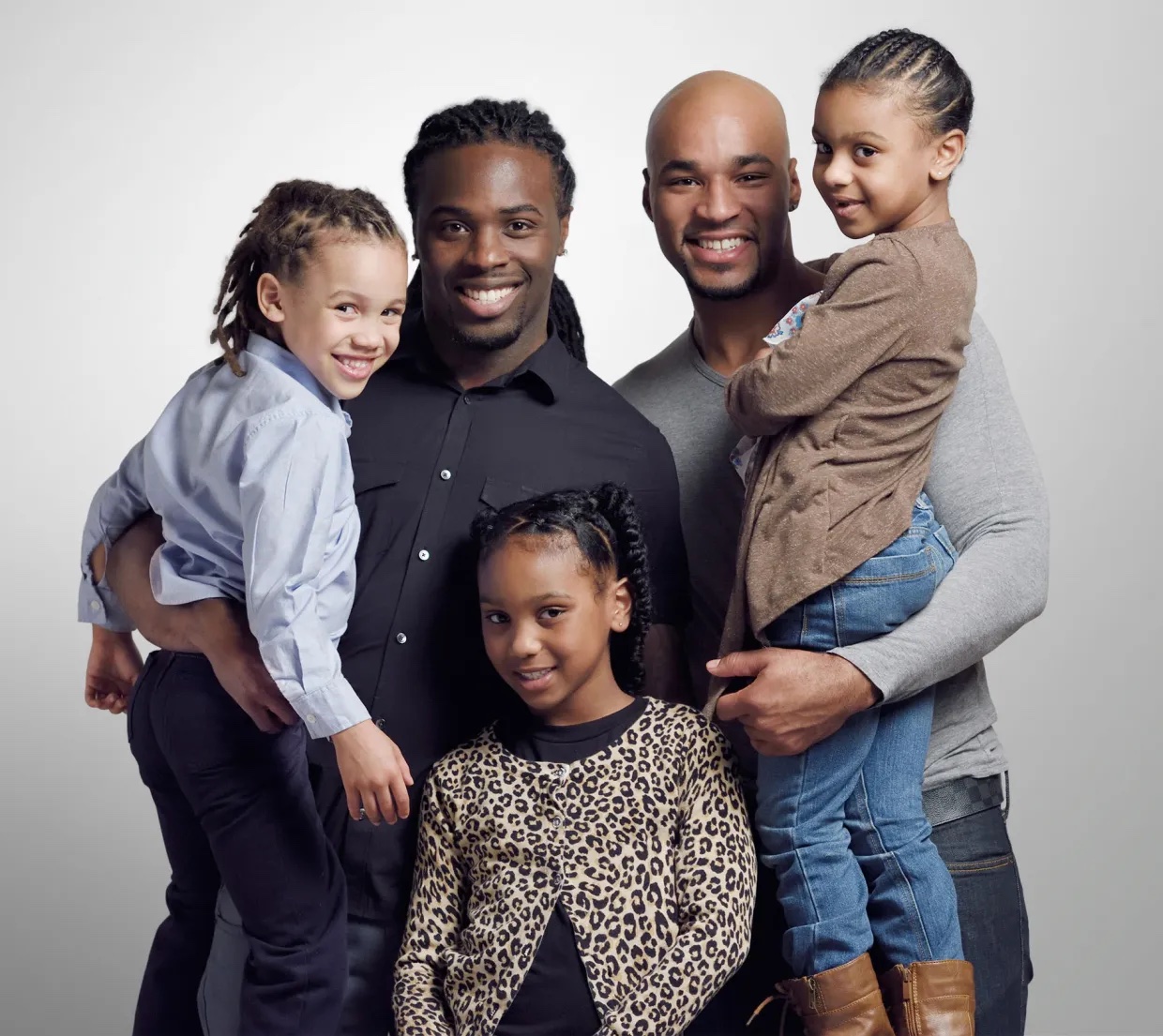 Deux hommes et trois enfants