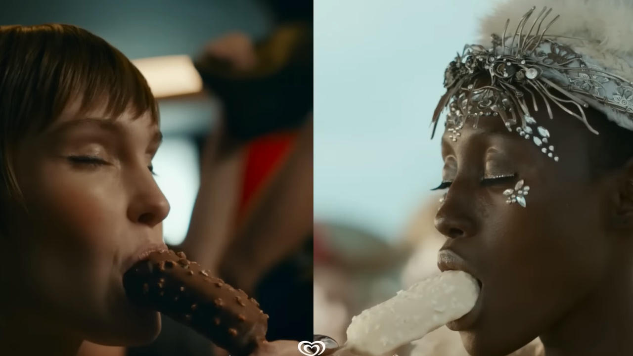 2 femmes mangent une glace