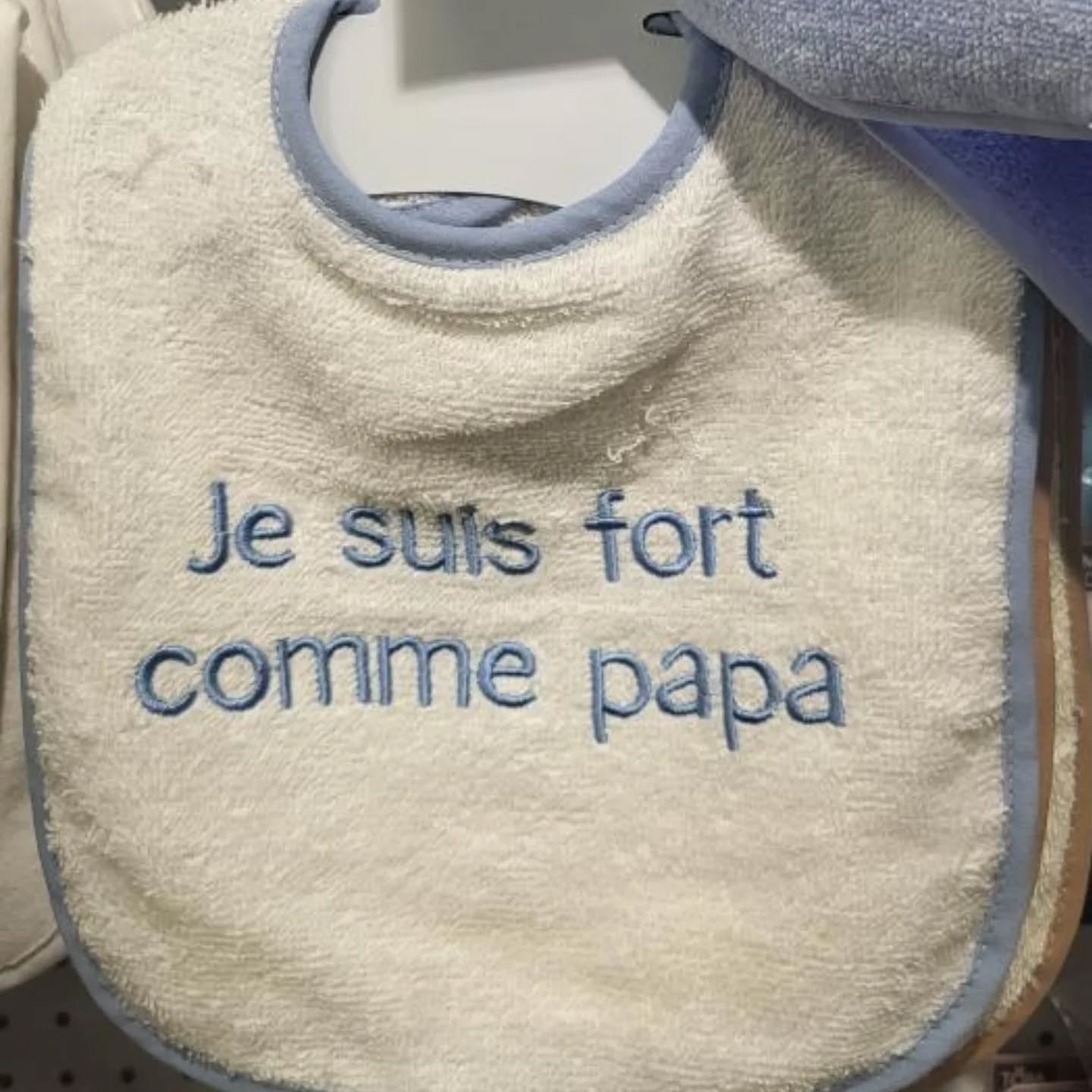 Bavoir blanc, écrit en bleu : je suis sort comme papa