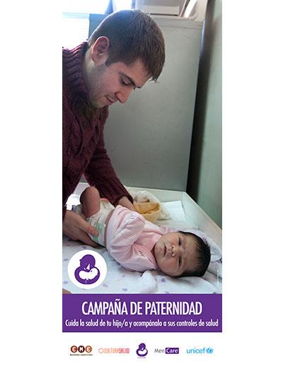 Campagne "MenCare", Chili (2) Un homme est occupé à changer un bébé. L'inscription "Campana de paternidad" figure en bas de l'image