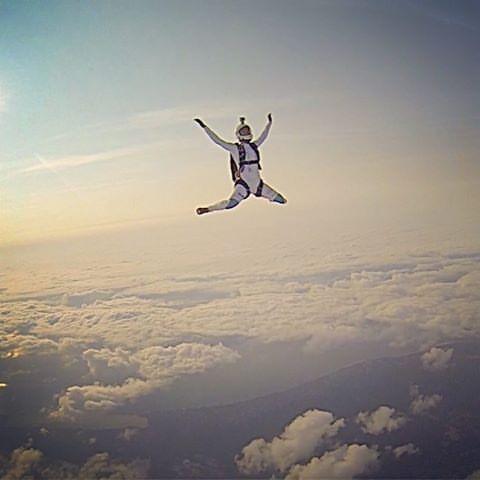 Sport, Domitille Kiger, chamionne freefly Une personne avec un parachute non ouvert dans le ciel