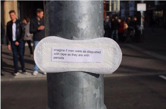 Une garniture périodique sur laquelle une jeune artiste a écrit (en anglais) : Imagine si les hommes étaient aussi dégoutés par le viol qu&#039;ils le sont par les règles&quot;.