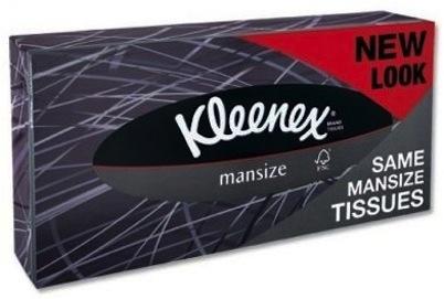 Boîte de Kleenex pour hommes Une boîte de Kleenex, de couleur noire, avec une partie rouge en haut à droite sur laquelle est écrit, en lettres capitales noires "NEW LOOK". Au centre de l'étui, en lettres blanches : "Kleenex mansize". En bas à droite l'inscription, en caractères blancs et en capitales "SAME MANSIZE TISSUES"