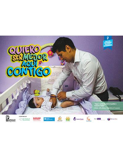Campagne "MenCare", Pérou (1) Un homme, de type américain du sud, est penché sur un bébé allongé dont il est occupé à changer la couche. A gauche, en lettres multicolores, on peut lire "Quiero ser mejor aqui contigo"