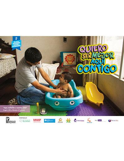 Campagne "MenCare", Pérou (2) Un homme, en jeans et tee shirt, est agenouillé à côté d'un bébé assis dans une baignoire bleue en plastique. Il regarde l'enfant dont il frotte le haut du corps avec ses deux mains. L'enfant regarde son père. A droite, en lettres multicolores, on peut lire "Quiero ser mejor aqui contigo"