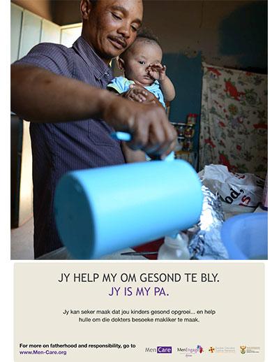 Campagne "MenCare", Afrique du Sud (3) Vus en gros plan, cadrés en buste, un homme et son fils d'environ deux ans. Tous deux sont noirs. D'une main le père tient l'enfant contre lui, de l'autre il verse de l'eau (dans une baignoire?) à l'aide d'un gros bidon bleu. En bas de l'image on peut lire "JY help my om gesond te bly. JY is my pa"