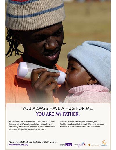 Campagne "MenCare", Afrique du Sud (4) Vus en gros plan, cadrés en buste, un homme et son bébé. Tous deux sont noirs, le père, coiffure rasta et bonnet sur la tête, donne le biberon à l'enfant, vêtu d'un pull rose et coiffé d'un bonnet bleu. En bas de l'image on peut lire "You always have a mug for me. You are my father"