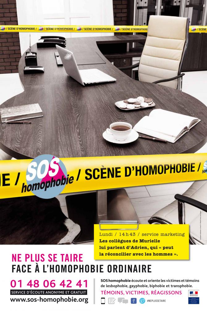 Ne plus se taire face à l'homophobie ordinaire (2) Une salle de réunion vide entourée d'un bandeau "scène d'homphobie" comme pour "scène de crime". Texte : Lundi/14h43/Service marketing. Les collègues de Murielle lui parlent d'Adrien qui "peut la réconcilier avec les hommes".