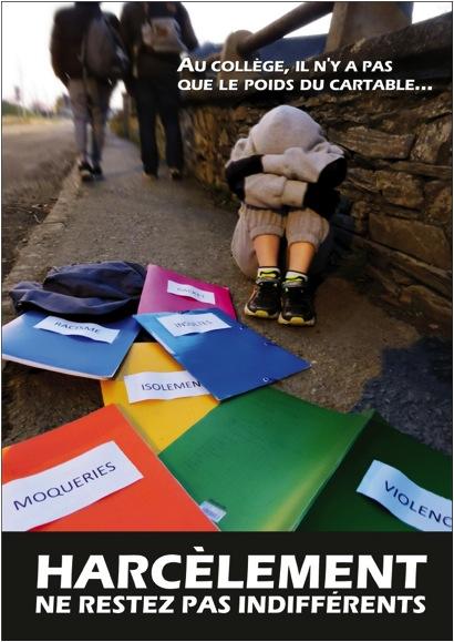Campagne anti-harcèlement ("Ne restez pas indifférents!") Au centre un enfant assis par terre, la tête cachée dans les mains. Deux jeunes s'éloignent de lui. A terre des cahiers éparpillés, sur lesquels des étiquettes portent les mots "violences, "moqueries", "racisme"... Une phrase barre l'image en haut "Au collège, il n'y a pas que le poids du cartable..." En bas "Harcèlement Ne restez pas indifférents".
