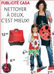 Publicité "Casa" (2011) Une mère et sa fille, âgée d'une dizaine d'années, avec la parfaite panoplie des ménagères : tablier, balai.... En gros caractères le slogan : "Publicité CASA Nettoyer à deux, c'est mieux".