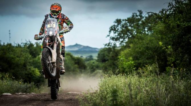 Laia Sanz, pilote moto Une personne avec un casque sur une moto