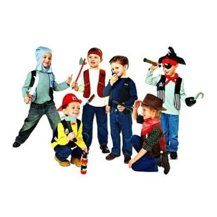 Jouets : déguisements pour garçons Quatre petits garçons debout et deux accroupis, chacun portant un élément de costume et un ou plusieurs objets correspondant à : un chevalier, un bûcheron, un policier, un pirate, un pompier et un cow-boy.