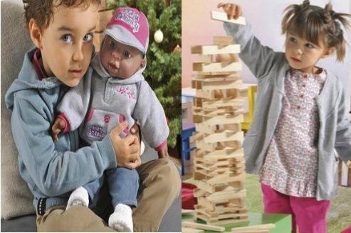Jouets "non sexistes" A gauche un petit garçon porte une poupée. A droite une petite fille joue avec des éléments de construction Kapla.