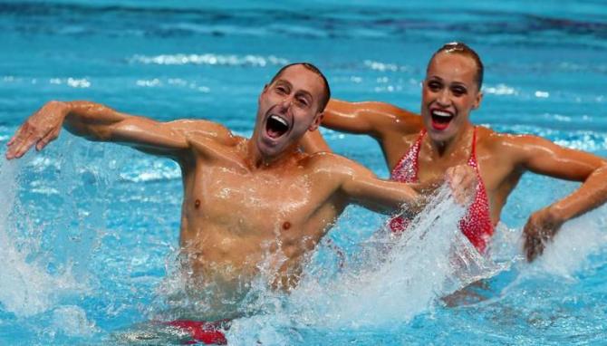 Sport, Duo mixte de natation synchronisée Un homme et une femme dans une piscine dans une épreuve de natation synchronisée