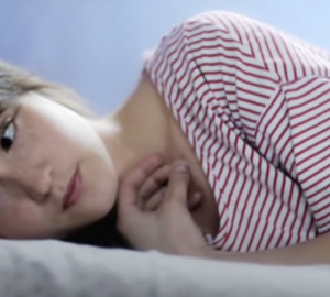 Une jeune fille allongée