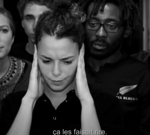 femme se bouche les oreilles