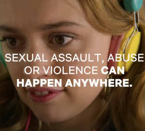 Gros plan visage d'une des personnages principaux de la série