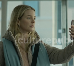 Une femme à l'air triste se prend en photo avec son smartphone