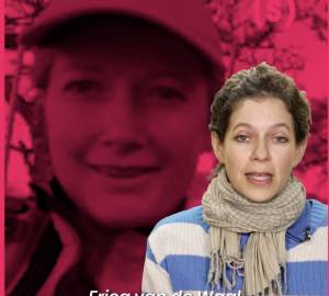 Une femme au premier plan qui parle et autre en arrière plan : Erika Van de Waal