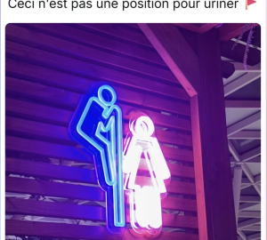 Néon indiquant les toileetes : un homme regarde une femme par dessus la porte 