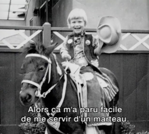 Photo noir et blanc, une petite fille sur un cheval, façon cow girl