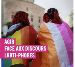 Deux femmes de dos avec un drapeau aux couleurs de l'arc en ciel