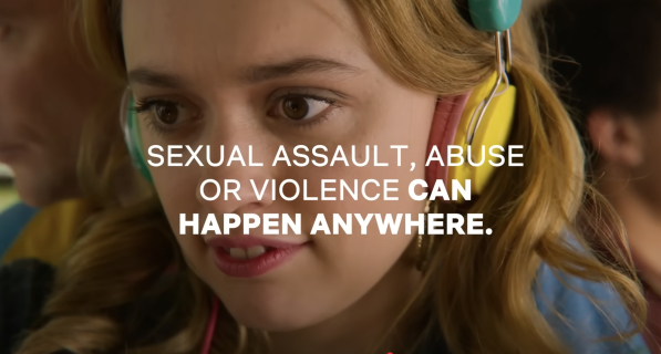 Gros plan visage d'une des personnages principaux de la série