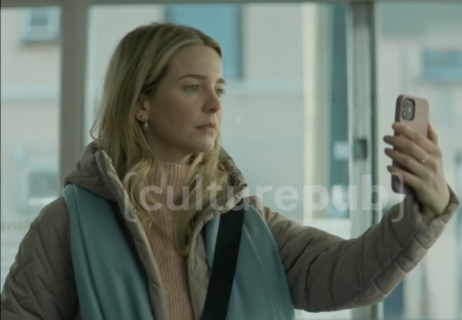 Une femme à l'air triste se prend en photo avec son smartphone