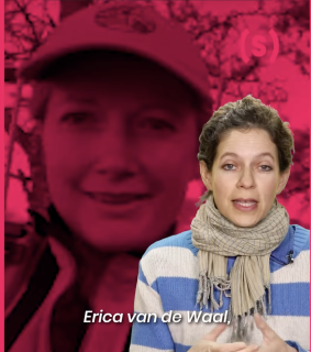 Une femme au premier plan qui parle et autre en arrière plan : Erika Van de Waal