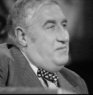 Gros plan en noir et blanc d'un homme en costume